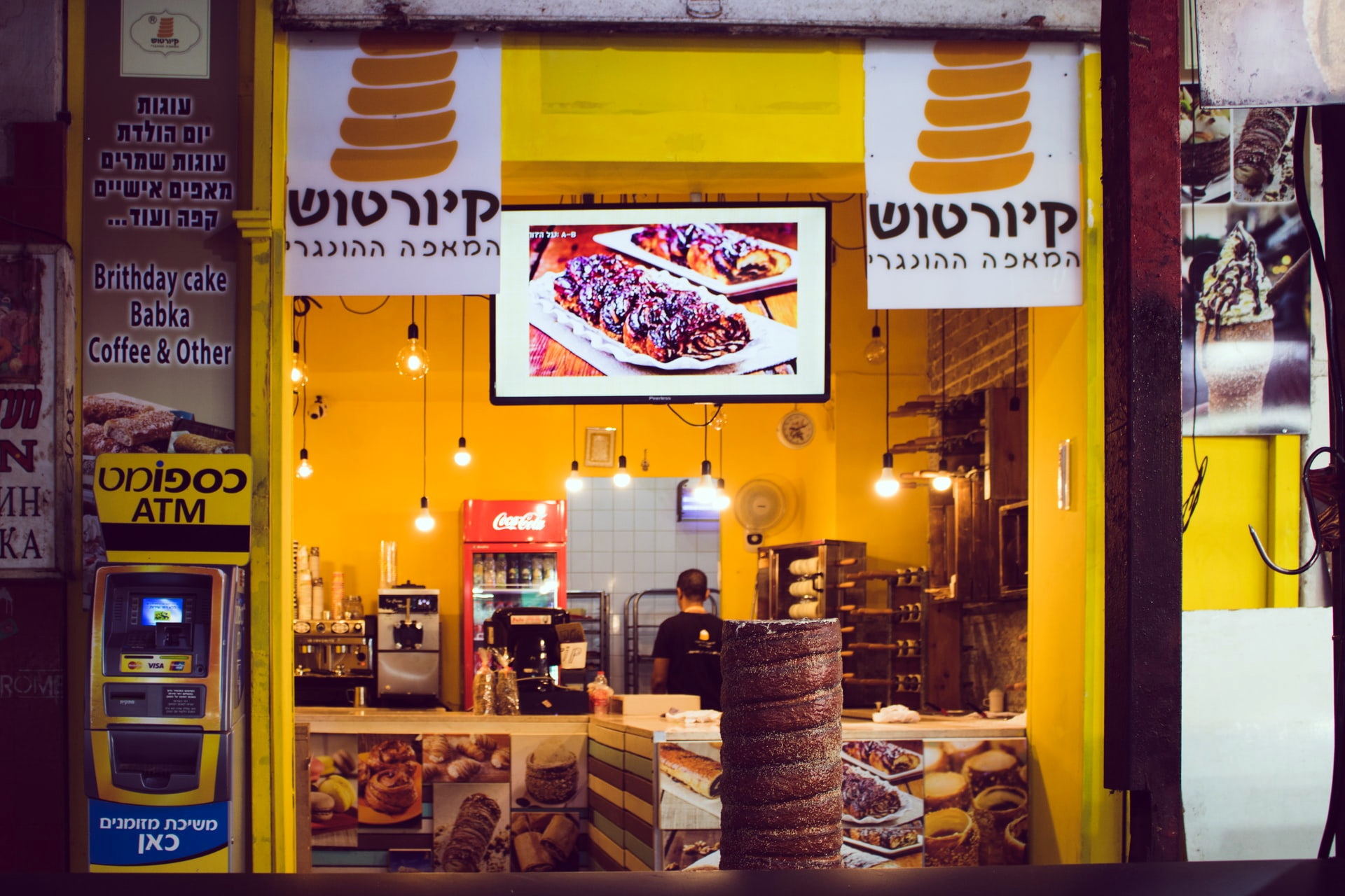 Lingohut. Carmel Market Tel Aviv. Кафе израильского стрит фуд Тель-Авив. Carmel Market.